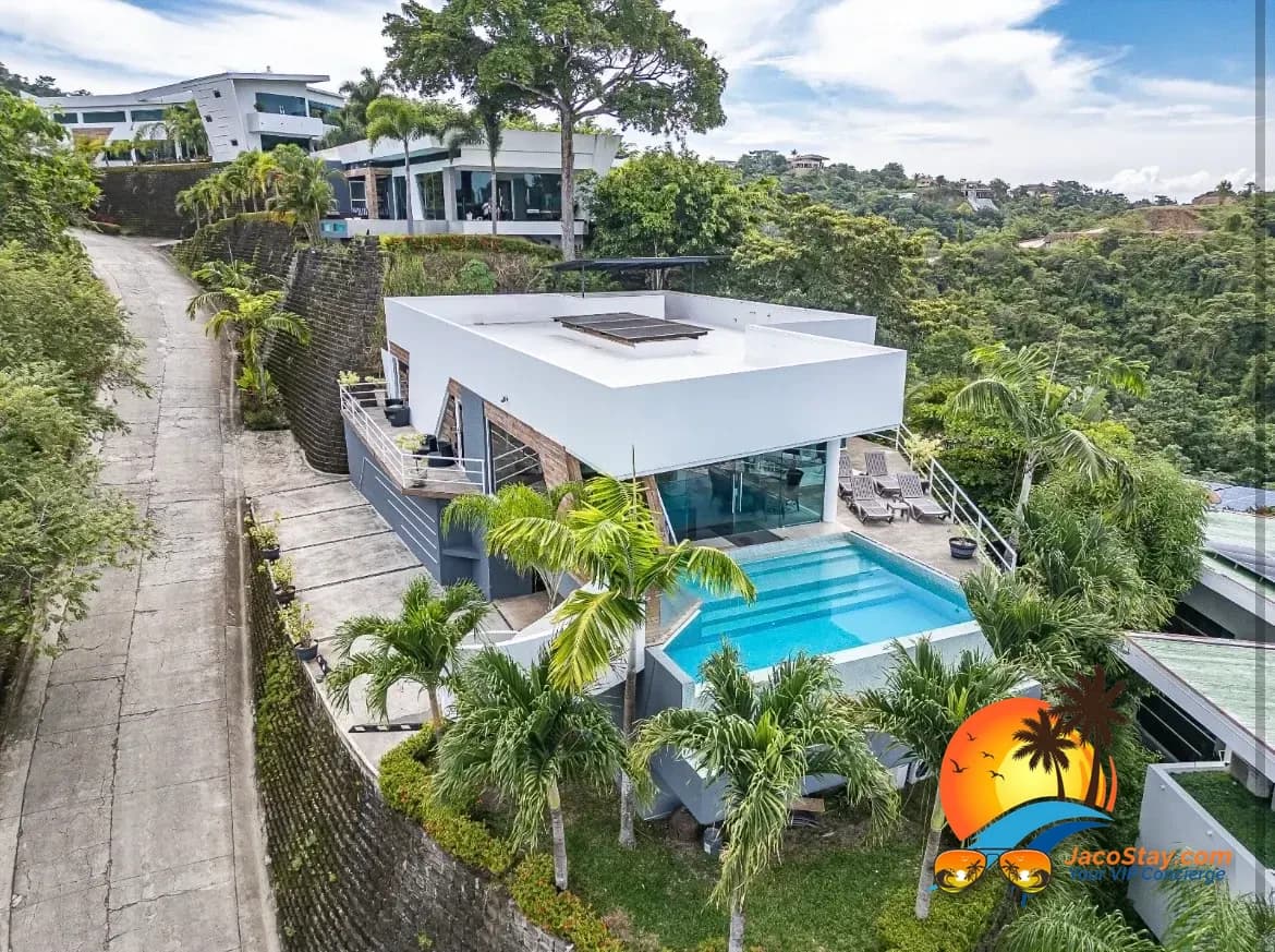 Villa Oceano private infinity pool overlooking the ocean and jungle