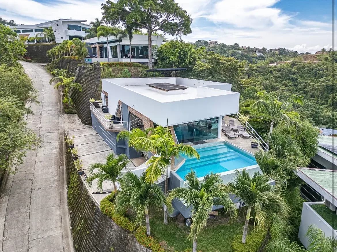 Private infinity pool overlooking the ocean and jungle at a romantic Jaco villa